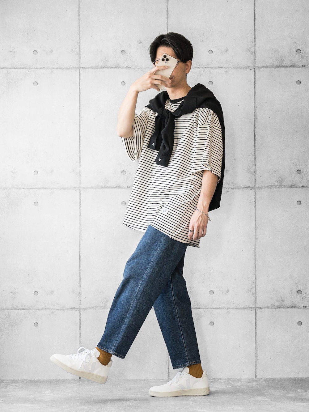 ブラック系のTシャツ/カットソー、ブルー系のデニムパンツ、その他のスニーカーを着用したメンズの夏コーディネートの3枚目の写真