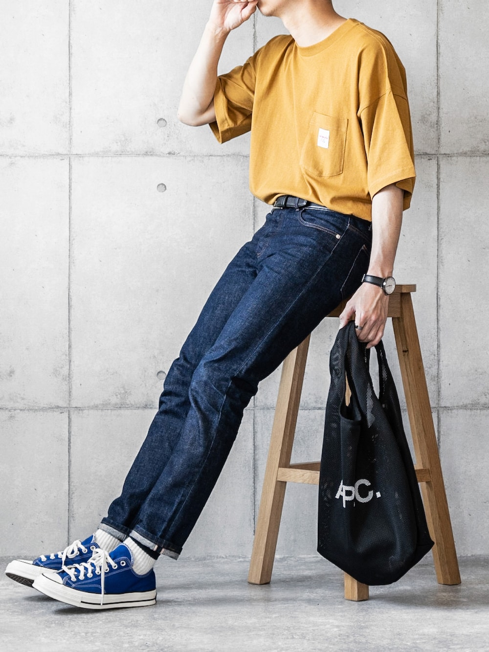「Tシャツ、Tシャツ×デニム、タックイン、ラインソックス、メッシュバッグ、カラースニーカー、コンバース、converse、夏コーデ、Tシャツコーデ」|「Mark GonzalesのMark Gonzales/マークゴンザレス MONO-MART別注 ビッグシルエット胸刺繍 半袖Tee(Tシャツ/カットソー、イエロー系)」を使った、しゅんたろーさん(メンズ・177cm)の春コーディネートの3枚目の写真