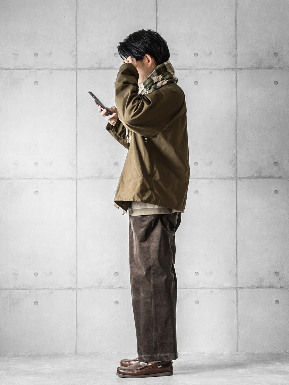 「barbour、ブラウンコーデ、コーデュロイパンツ、ローファー、ファッションを楽しもう、オトナカジュアル、休日スタイル、マフラー、大人カジュアル、秋服コーデ、秋冬コーデ」｜「BarbourのBarbour × BEAMS F / 別注 TRANSPORT JACKET ピーチドコットン ジャケット（ブルゾン、グリーン系）」を使った、しゅんたろーさん（メンズ・177cm）の秋コーディネートの2枚目の写真