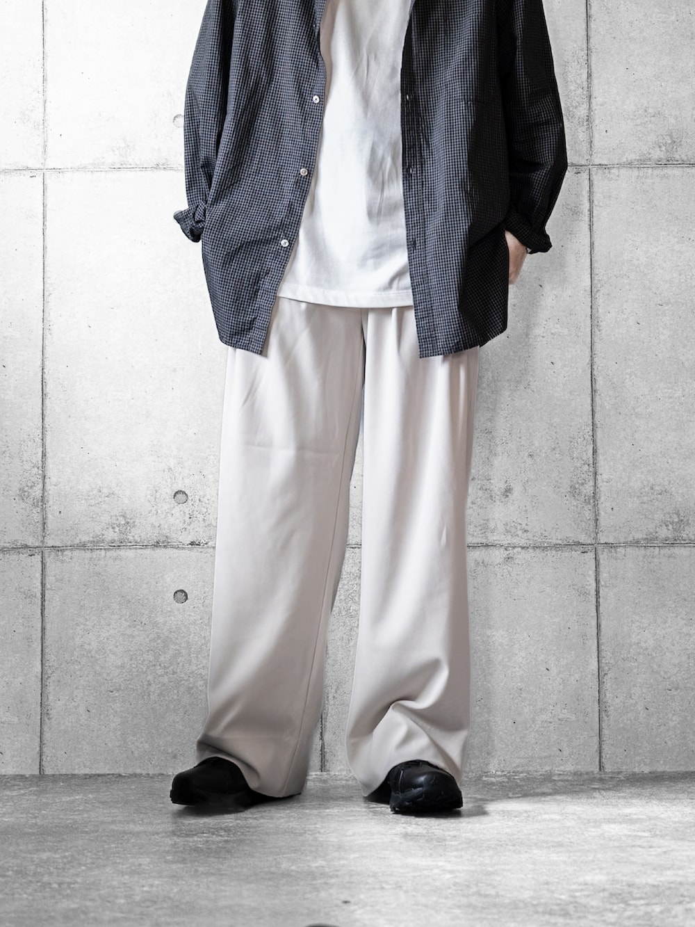 ブラック系のシャツ/ブラウス、ブラック系のサンダル、ホワイト系のタンクトップを着用したメンズの夏コーディネートの3枚目の写真