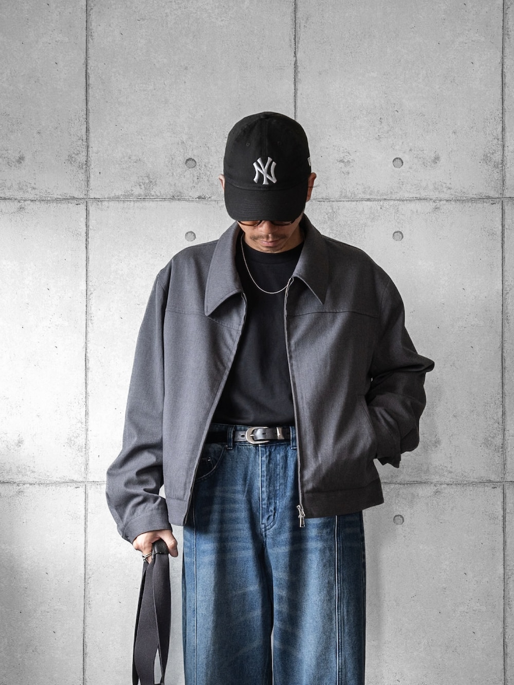 ブラック系のTシャツ/カットソー、グレー系のブルゾン、ブルー系のデニムパンツを着用したメンズの春コーディネートの2枚目の写真