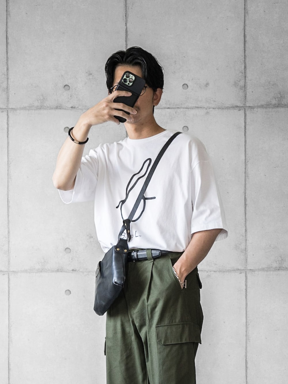 「みんなの白Tフェス、夏だ！Tシャツ着よう！、休日スタイル、夏コーデ、ミリタリーパンツ、ワイドパンツ、ショルダーバッグ、初夏コーデ、スポックシューズ、タックイン」｜「Steven Alanの＜ESPOIR＞ B to L TEE/Tシャツ（Tシャツ/カットソー、ホワイト系）」を使った、しゅんたろーさん（メンズ・177cm）の夏コーディネートの2枚目の写真