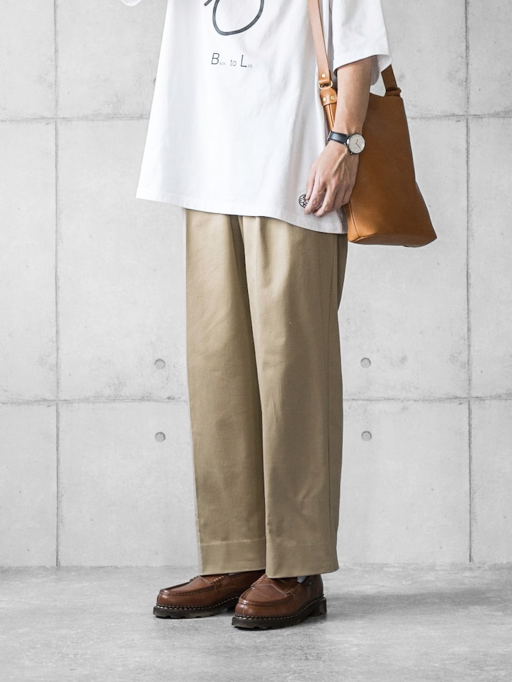 ホワイト系のTシャツ/カットソー、ベージュ系のチノパンツ、イエロー系のローファーを着用したメンズの春コーディネートの4枚目の写真