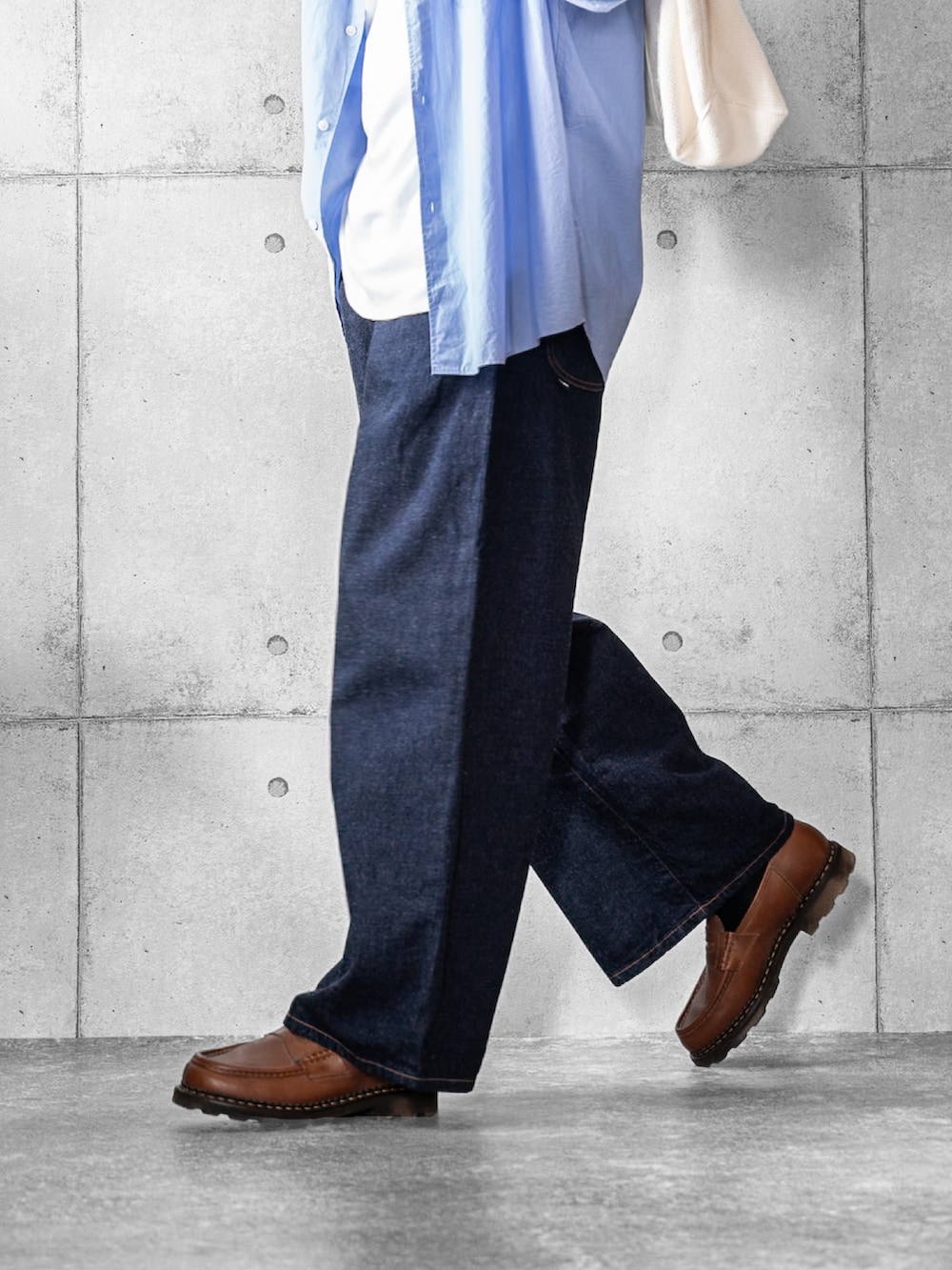 ブルー系のデニムパンツ、ブルー系のシャツ/ブラウス、ベージュ系のトートバッグを着用したメンズの春コーディネートの3枚目の写真