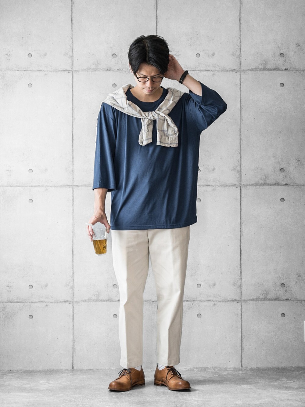 ブルー系のTシャツ/カットソー、ベージュ系のその他パンツ、ベージュ系のドレスシューズを着用したメンズの春コーディネートの2枚目の写真