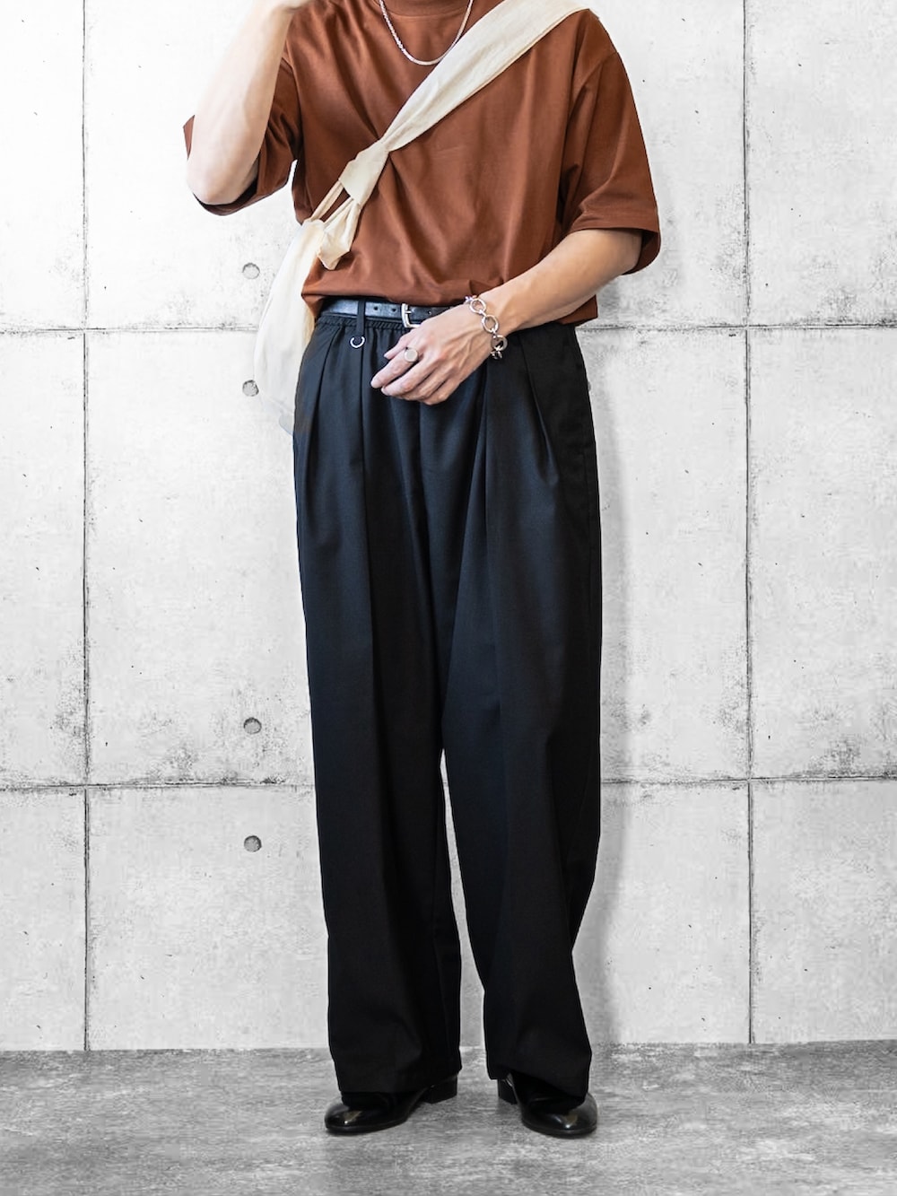 「夏コーデ、タックイン、ワイドパンツ、スラックス、ショルダーバッグ、サングラス、ネックレス、リング、ブレスレット、スポックシューズ、Tシャツ、オトナカジュアル、シンプルスタイル、休日コーデ」|「WYM LIDNMのEXTRA FINE COTTON BASIC TEE(Tシャツ/カットソー、ブラウン系)」を使った、しゅんたろーさん(メンズ・177cm)の夏コーディネートの5枚目の写真