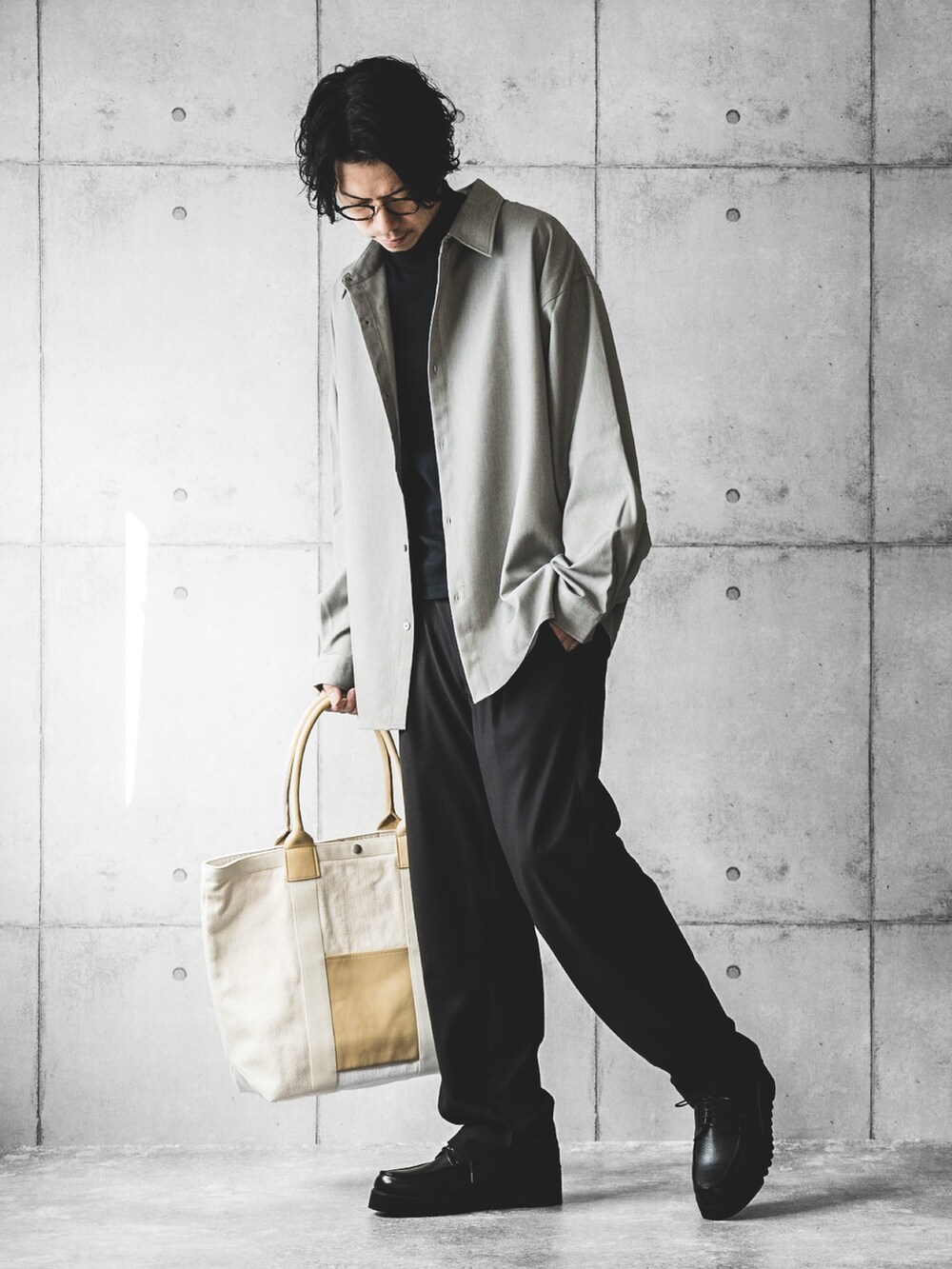 「厚底シューズ、シャツスタイル、モノトーン、革靴、トートバッグ、大人カジュアル、シンプルコーデ、春コーデ、メガネ男子」|「NANO universeのTRストレッチワイドパンツ(スラックス、ブラック系)」を使った、しゅんたろーさん(メンズ・177cm)の冬コーディネートの2枚目の写真