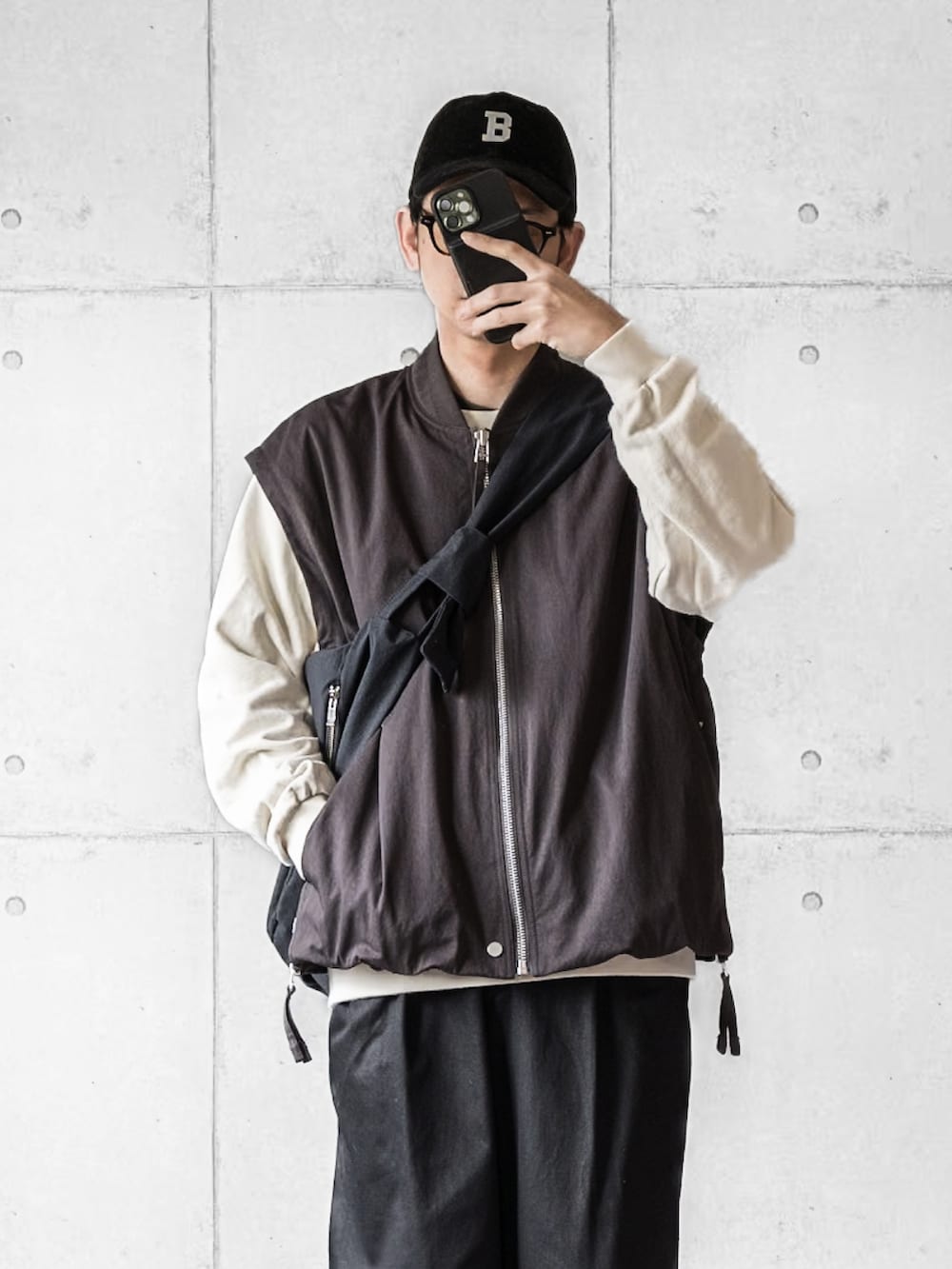 ブラウン系のブルゾン、ブラック系のパンツ、ブラック系のブーツを着用したメンズの春コーディネートの3枚目の写真