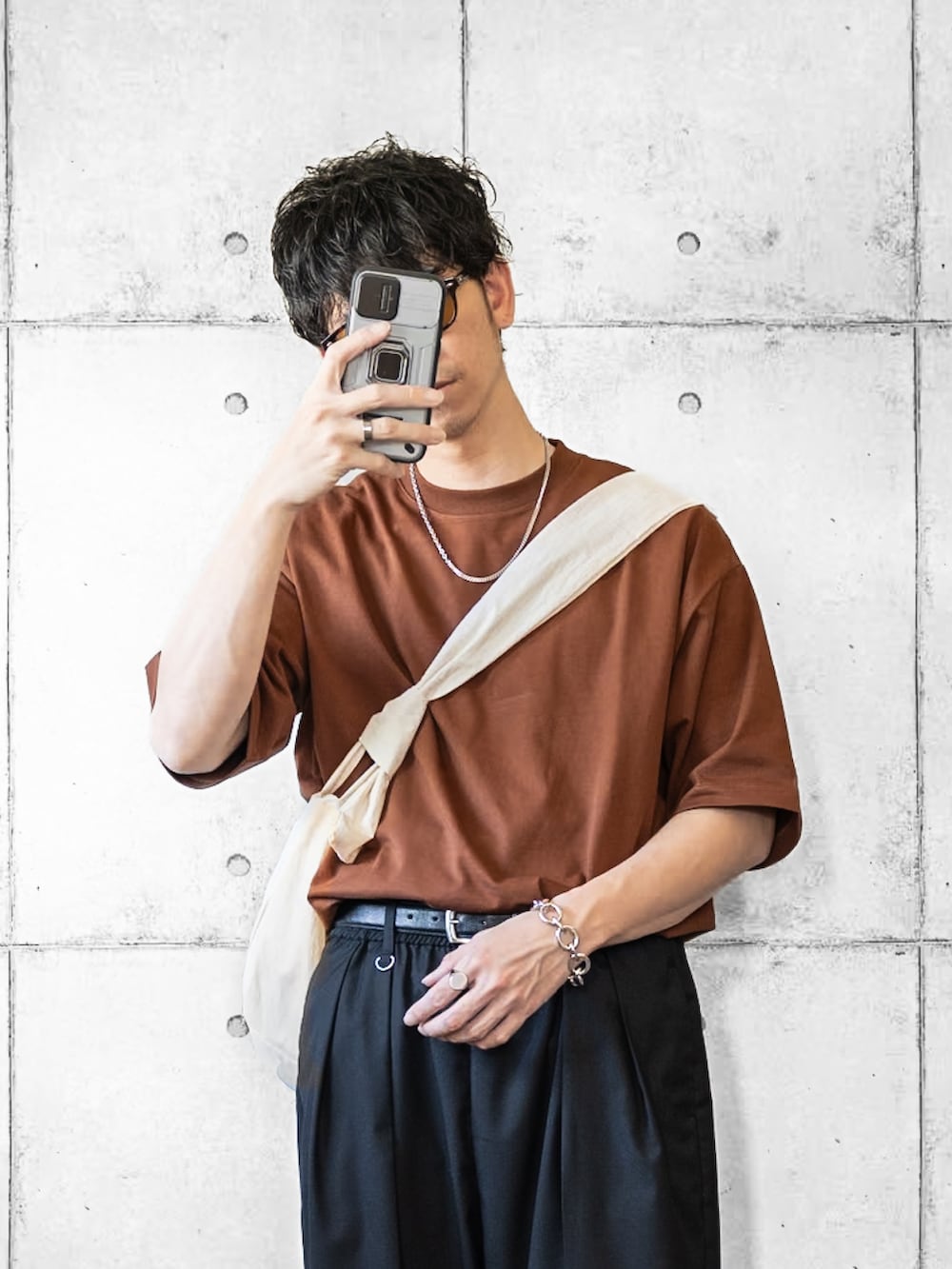 「夏コーデ、タックイン、ワイドパンツ、スラックス、ショルダーバッグ、サングラス、ネックレス、リング、ブレスレット、スポックシューズ、Tシャツ、オトナカジュアル、シンプルスタイル、休日コーデ」|「WYM LIDNMのEXTRA FINE COTTON BASIC TEE(Tシャツ/カットソー、ブラウン系)」を使った、しゅんたろーさん(メンズ・177cm)の夏コーディネートの3枚目の写真
