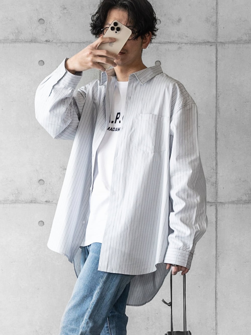 グレー系のシャツ/ブラウス、ブラック系のショルダーバッグ、ホワイト系のTシャツ/カットソーを着用したメンズの春コーディネートの3枚目の写真