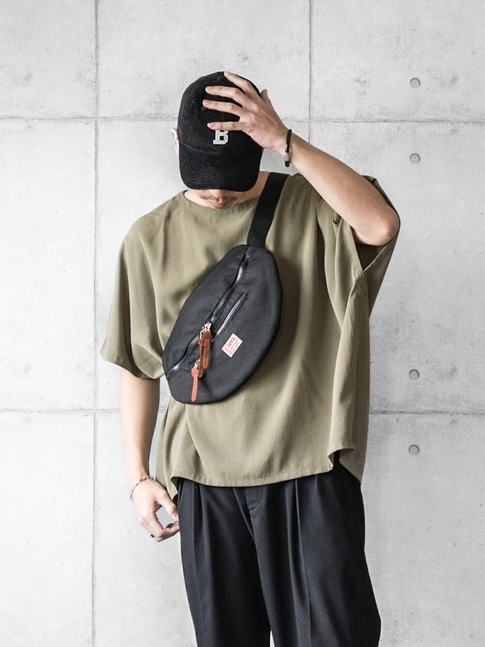 「キャップ、Tシャツ、スラックス、ローファー、ボディバッグ、ウエストポーチ、夏コーデ、休日スタイル、このスタイルがお気に入り」｜「CLANEのOVER ROUND HEM TOPS（その他トップス、グリーン系）」を使った、しゅんたろーさん（メンズ・177cm）の夏コーディネートの2枚目の写真