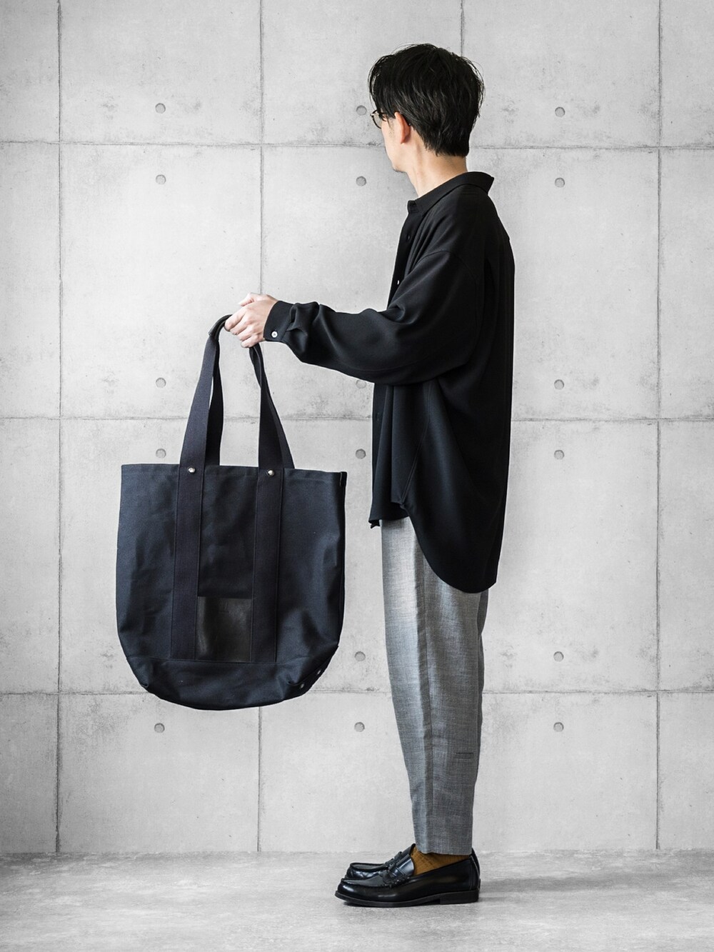 「カラシ色ソックス、ローファー、シャツスタイル、カラーソックス、スラックス、トートバッグ、デカバッグ、オトナカジュアル、大人カジュアル」｜「soeのSTUDIOUS別注 GEORGETTE LOOSE SHIRTS（シャツ/ブラウス、ブラック系）」を使った、しゅんたろーさん（メンズ・177cm）の春コーディネートの2枚目の写真