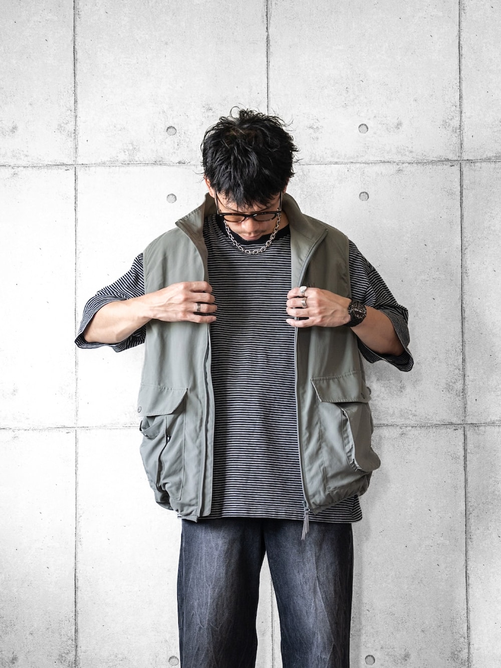「レイヤードスタイル、夏コーデ、ボーダー、ボーダーTシャツ、ベスト、ネックレス、デニム、ブラックデニム、スニーカー、サングラス、夏ファッション、休日スタイル、大人カジュアル、大人コーデ」|「URBAN RESEARCH DOORSの『別注』WAQ×DOORS 難燃フィールドベスト(ベスト、グリーン系)」を使った、しゅんたろーさん(メンズ・177cm)の夏コーディネートの2枚目の写真