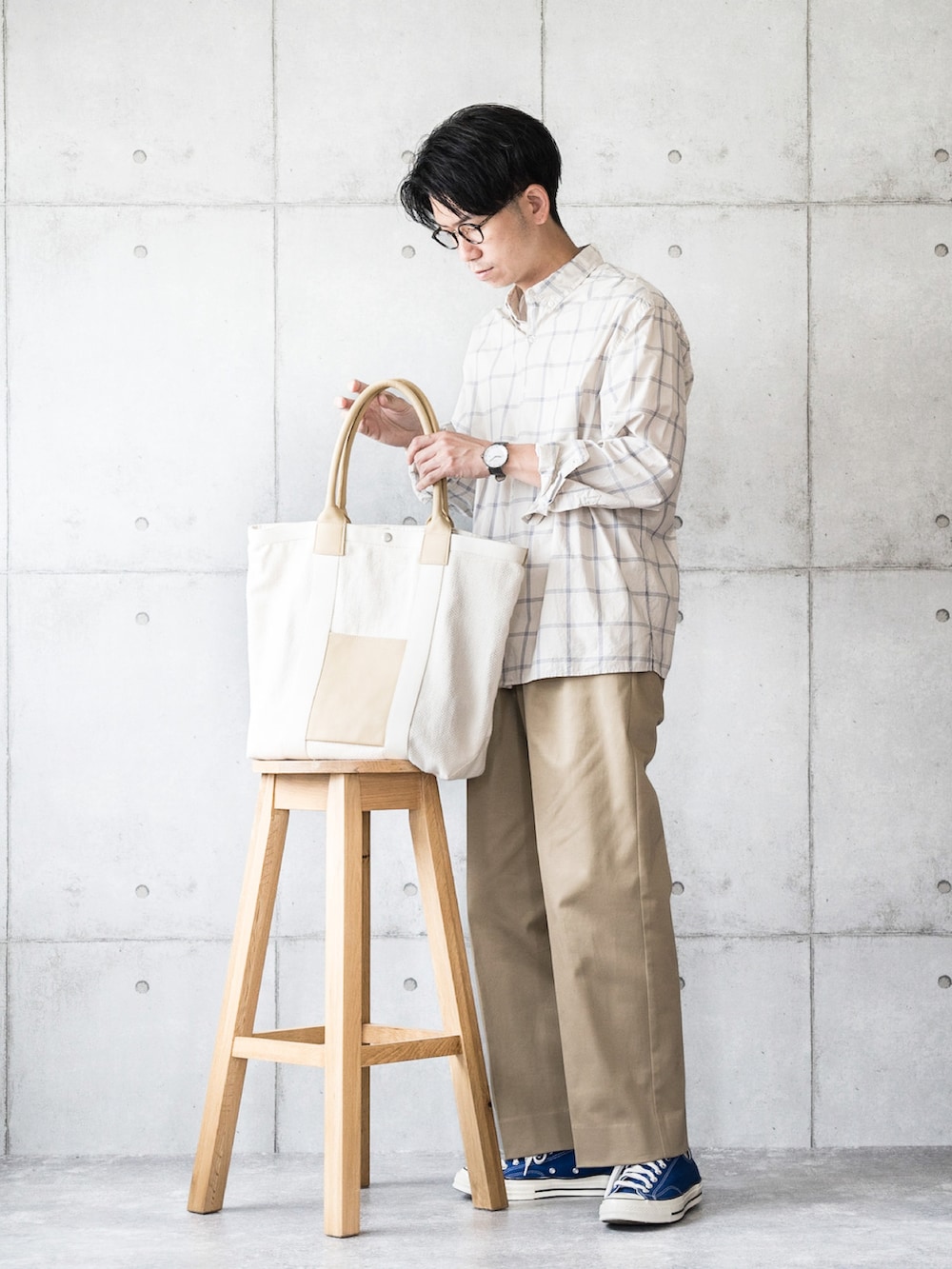 「メガネ男子、チェックシャツ、シャツスタイル、チノパン、ワイドパンツ、ラインソックス、ct70、converse、トートバッグ、FUDGEBOYのトラッドスタイル」|「Steven Alanの<Steven Alan> T/WTR CHECK BOX SINGLENEEDLE-BOLD/シャツ(シャツ/ブラウス、ベージュ系)」を使った、しゅんたろーさん(メンズ・177cm)の春コーディネートの2枚目の写真