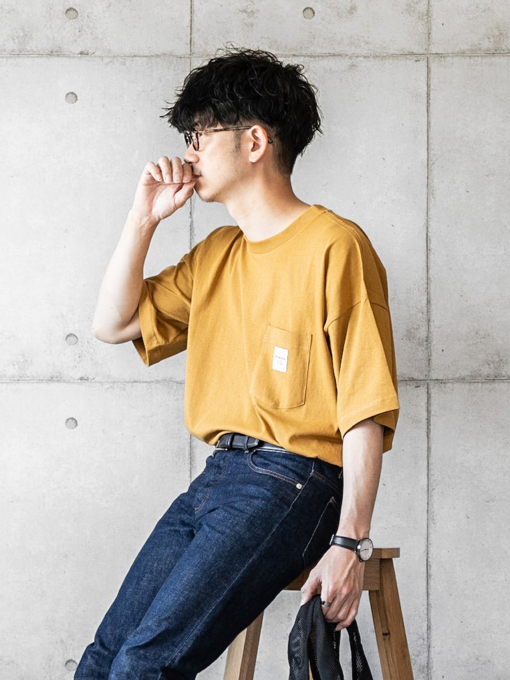 「Tシャツ、Tシャツ×デニム、タックイン、ラインソックス、メッシュバッグ、カラースニーカー、コンバース、converse、夏コーデ、Tシャツコーデ」|「Mark GonzalesのMark Gonzales/マークゴンザレス MONO-MART別注 ビッグシルエット胸刺繍 半袖Tee(Tシャツ/カットソー、イエロー系)」を使った、しゅんたろーさん(メンズ・177cm)の春コーディネートの2枚目の写真