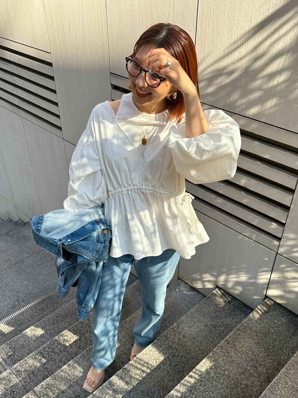 ホワイト系のシャツ/ブラウスを着用したレディースの夏コーディネートの2枚目の写真