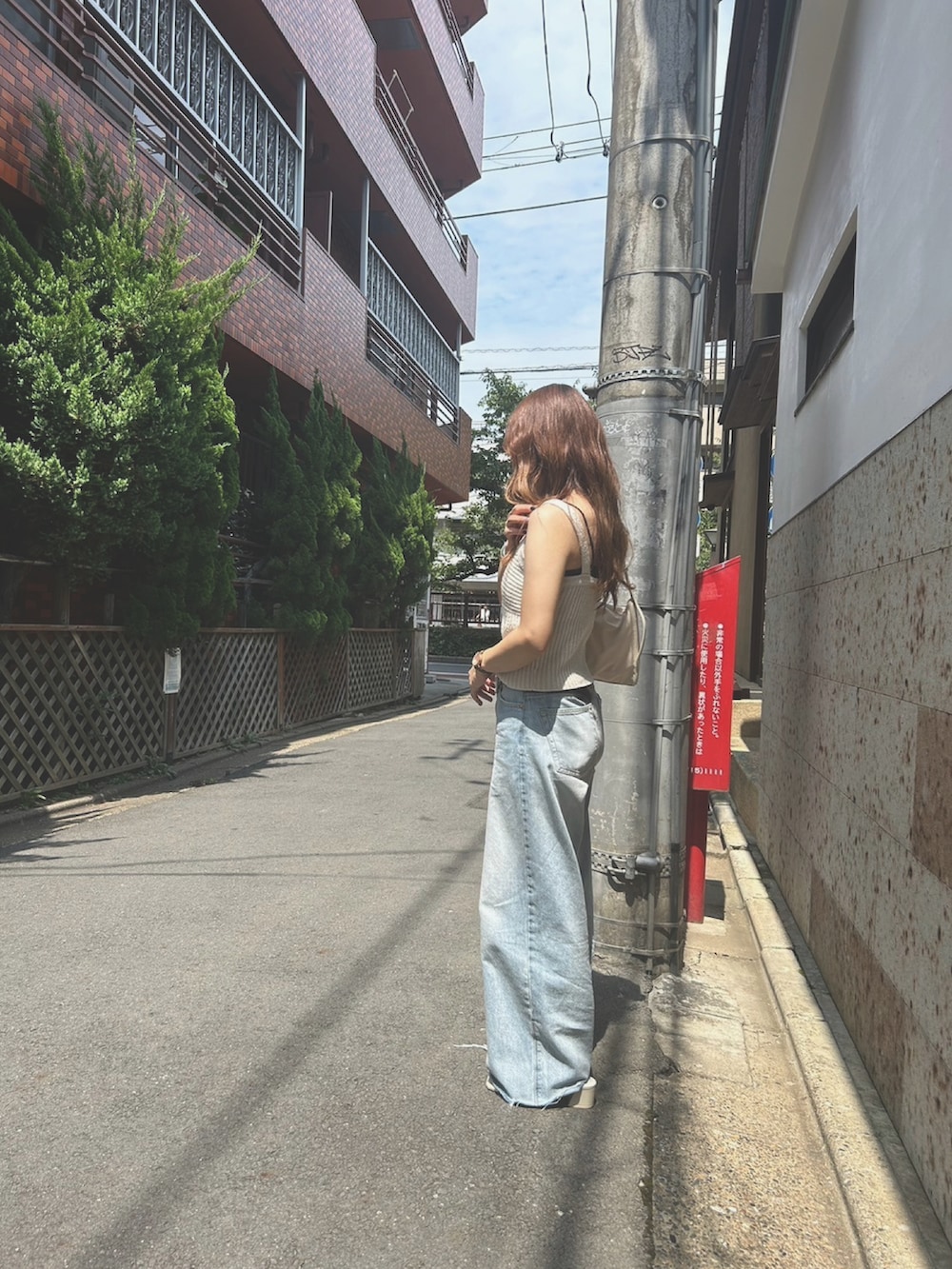 「夏コーデ、ローリーズファーム(LOWRYS FARM)、キャミソール、デニムコーデ、ベストコーデ、カジュアルコーデ」｜「earth music&ecologyのヴィンテージ加工セルフカットワイドデニム（デニムパンツ、ブルー系）」を使った、miiさん（レディース・150cm）の夏コーディネートの2枚目の写真