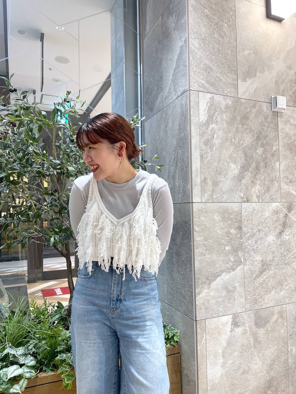 「低身長、着痩せ・細見え、差し色コーデ、JEANASIS、eL、デニムパンツ、パンプス、秋コーデ」｜「eLの【eL】Loose wide Denim Pants/246474（デニムパンツ、ブルー系）」を使った、yukiさん（レディース・155cm）の夏コーディネートの4枚目の写真