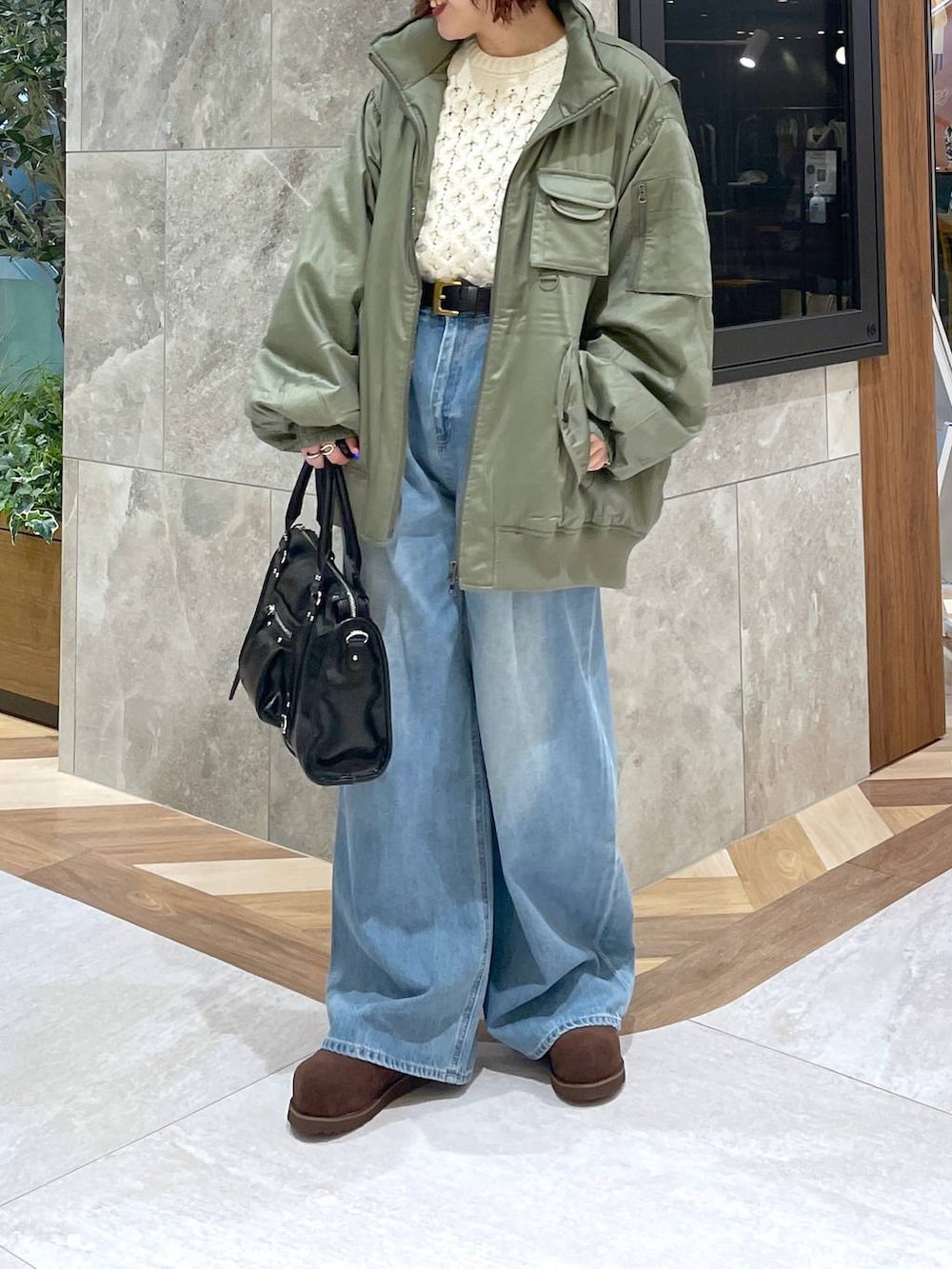 ブルー系のデニムパンツ、ブラック系のボストンバッグ、ブラウン系のその他シューズを着用したレディースの秋コーディネートの2枚目の写真