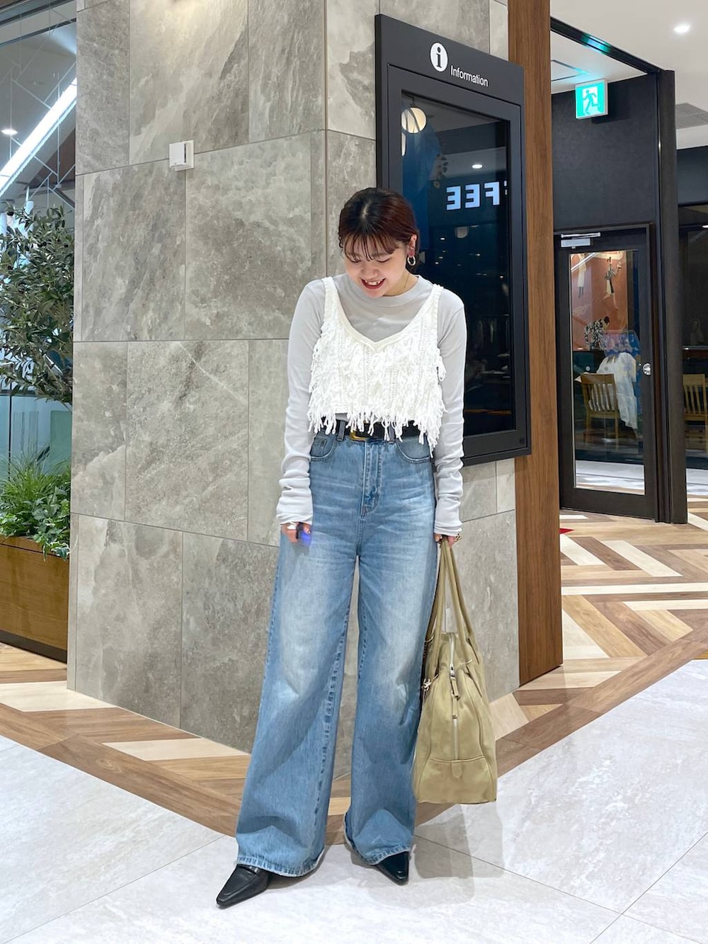 「低身長、着痩せ・細見え、差し色コーデ、JEANASIS、eL、デニムパンツ、パンプス、秋コーデ」｜「eLの【eL】Loose wide Denim Pants/246474（デニムパンツ、ブルー系）」を使った、yukiさん（レディース・155cm）の夏コーディネートの2枚目の写真