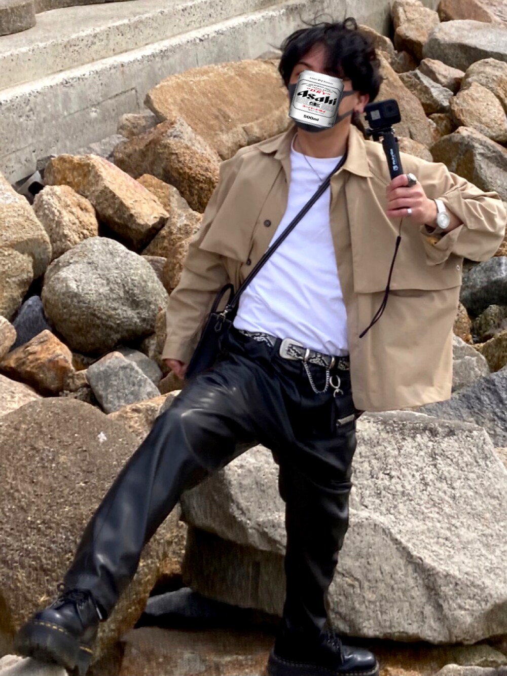 ブラック系のその他パンツ、ベージュ系のブルゾン、ブラック系のショルダーバッグを着用したメンズの春コーディネートの2枚目の写真