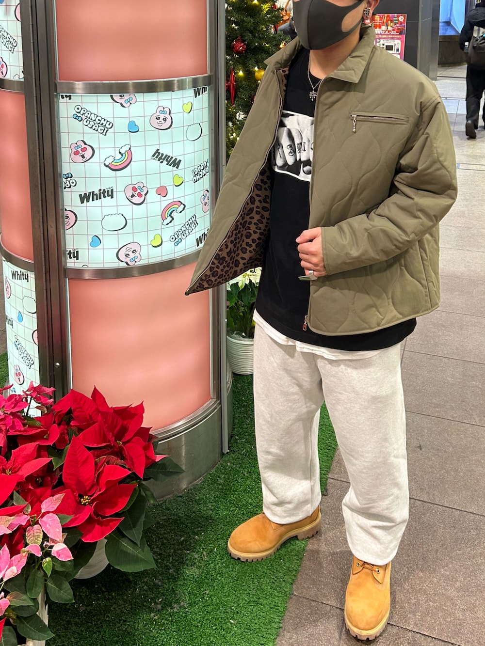 ベージュ系のブーツ、ブラック系のTシャツ/カットソー、グリーン系のその他アウターを着用したメンズの春コーディネートの2枚目の写真