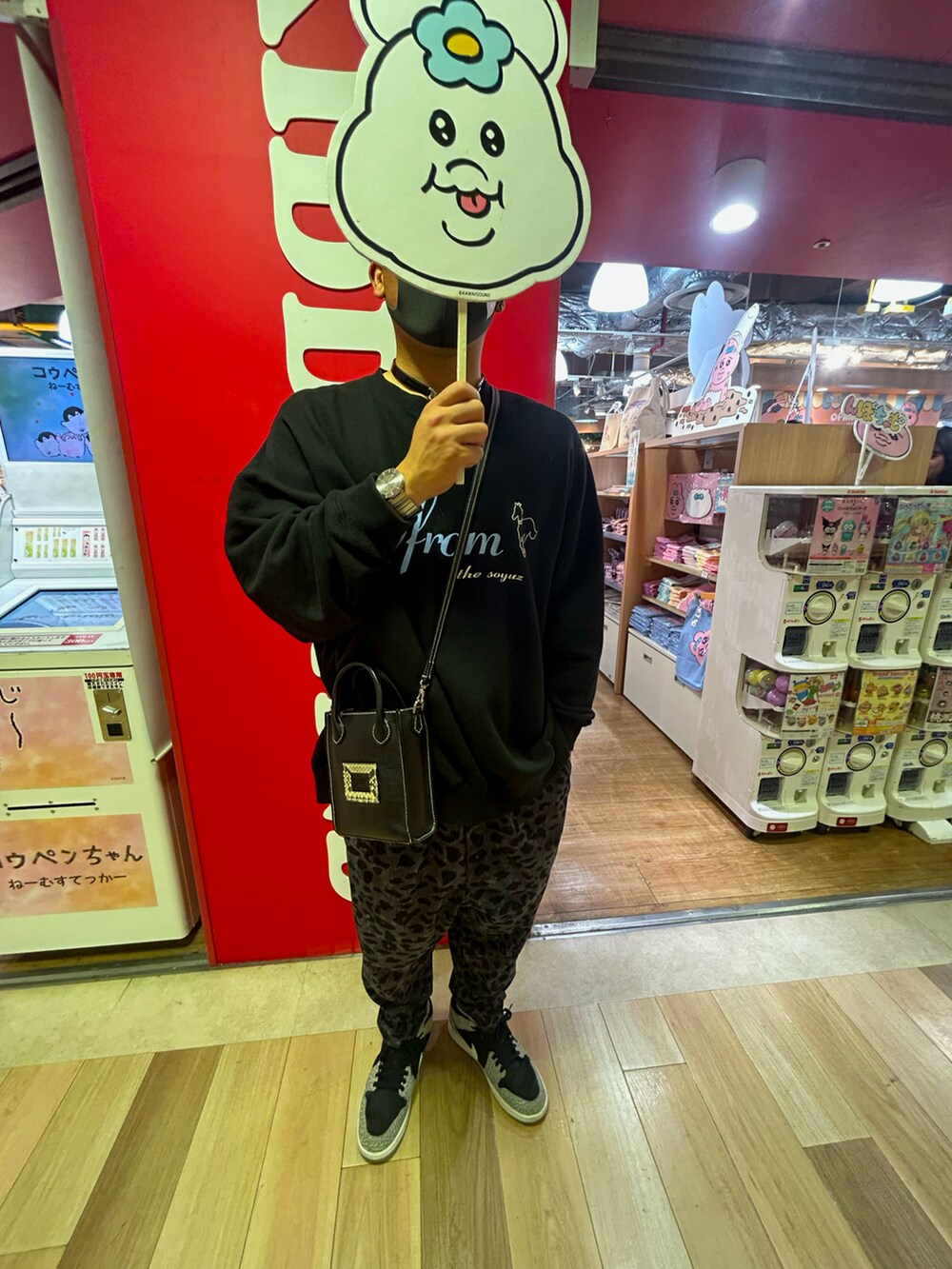 ブラック系のスウェット、ブラック系のショルダーバッグ、グレー系のスニーカーを着用したメンズの秋コーディネートの2枚目の写真