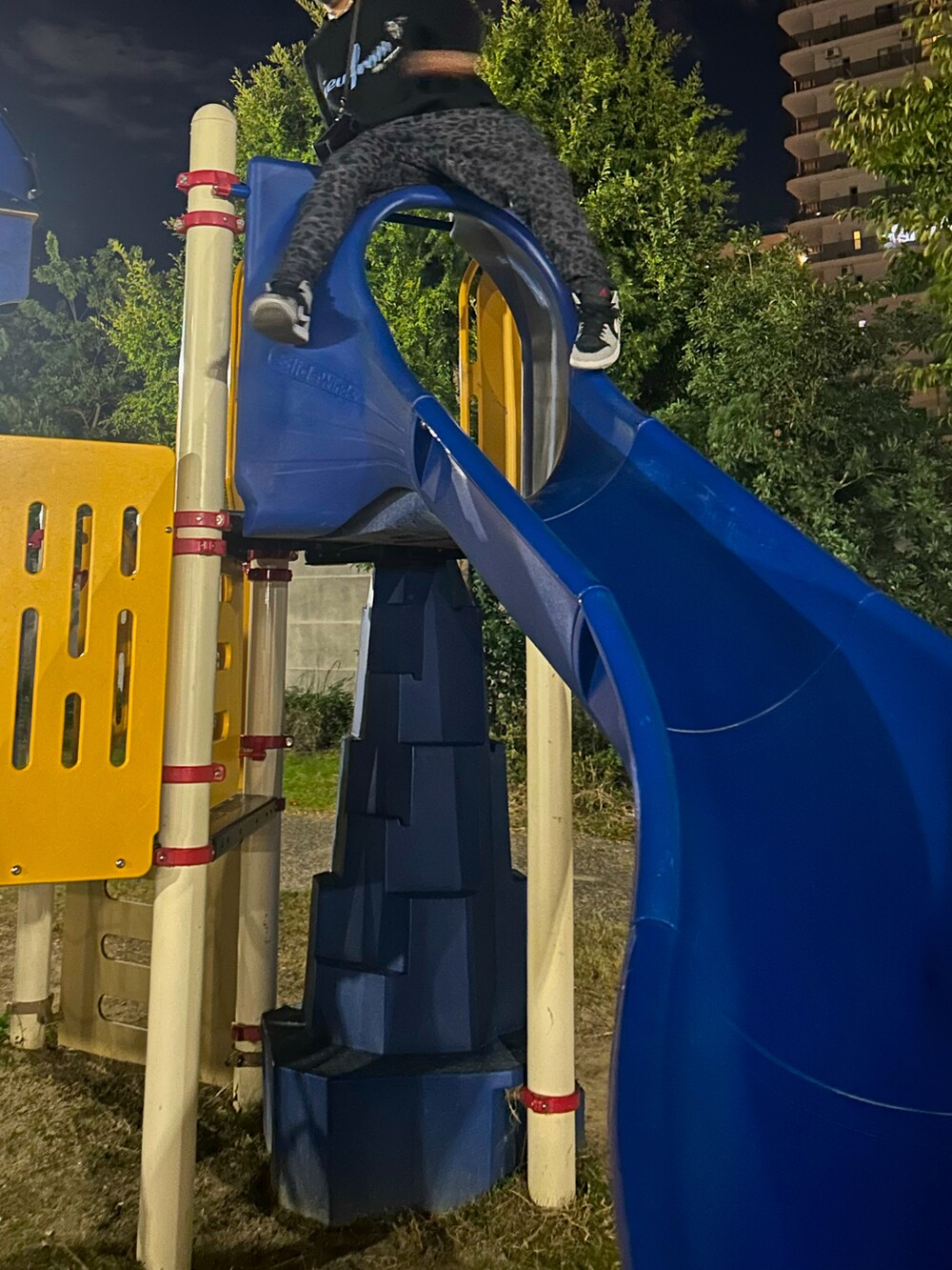 ブラック系のスウェット、ブラック系のショルダーバッグ、グレー系のスニーカーを着用したメンズの秋コーディネートの3枚目の写真