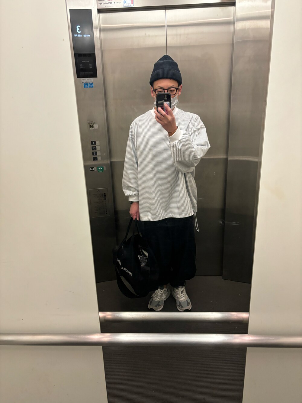 ホワイト系のTシャツ/カットソーを着用したメンズの春コーディネートの2枚目の写真
