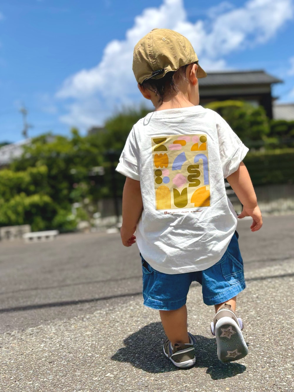 ブラック系のサンダル、ブルー系のその他パンツ、ホワイト系のTシャツ/カットソーを着用したキッズの夏コーディネートの2枚目の写真