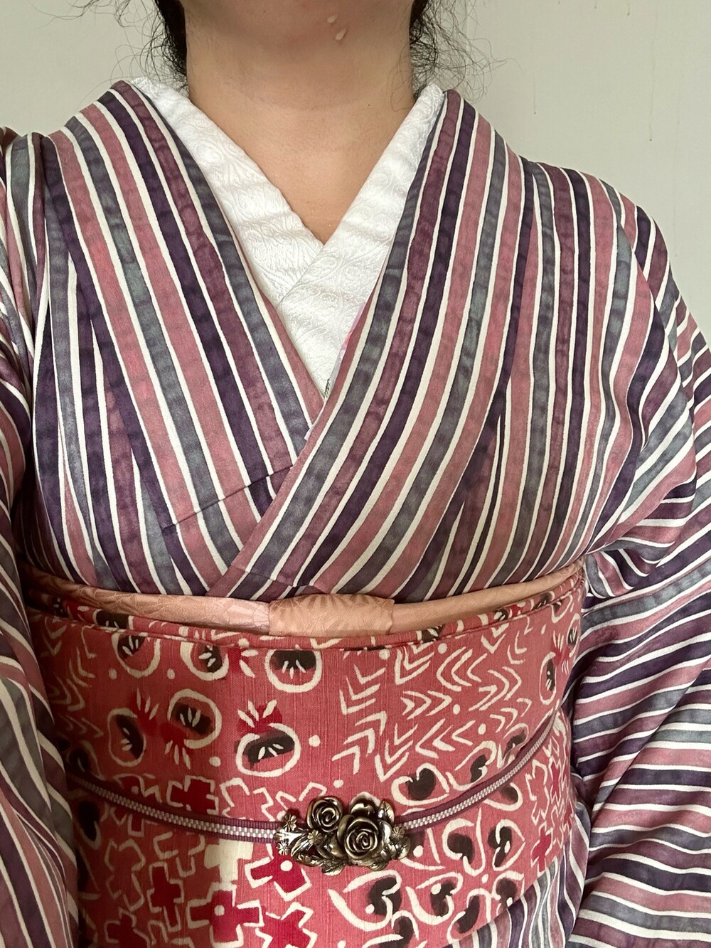 ピンク系の和装小物、ピンク系の着物を着用したレディースの秋コーディネートの2枚目の写真