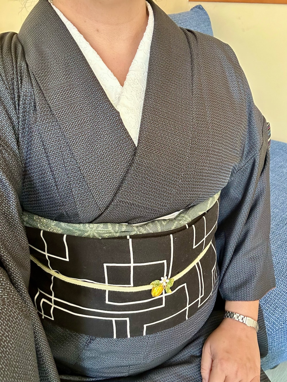 「着物、着物コーデ、大島紬、シゴデキ、フルーツ柄、顔タイプフェミニン、骨格ストレート」｜「大島紬のアイテム（着物、グレー系）」を使った、Jemさん（骨格ストレート・レディース・156cm）の春コーディネートの2枚目の写真