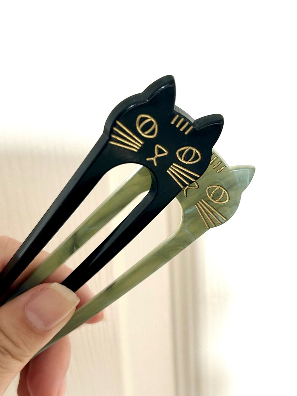 グレー系の着物、ブラック系の和装小物を着用したレディースの冬コーディネートの4枚目の写真