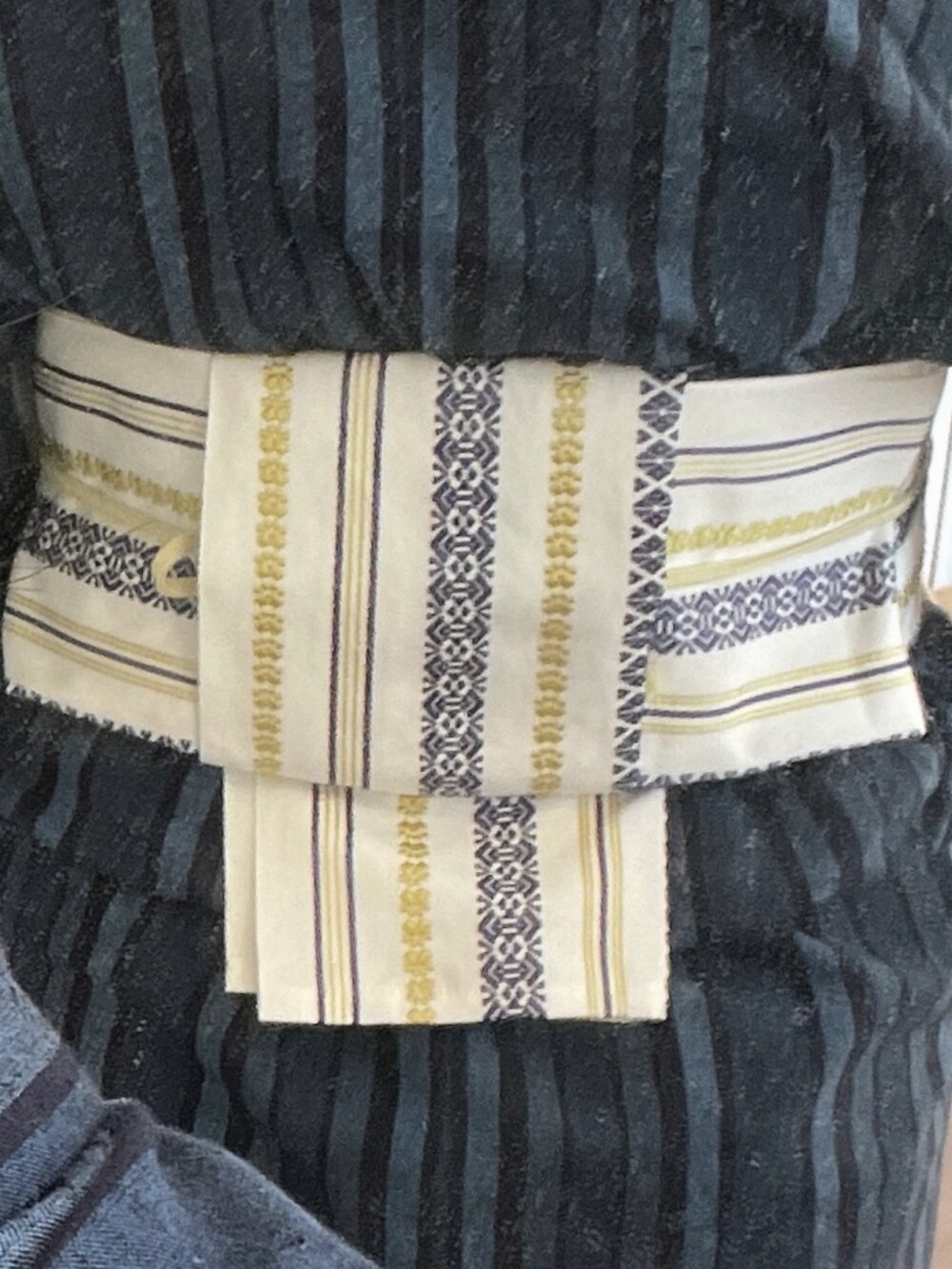 ホワイト系の和装小物、ブルー系の着物を着用したレディースの冬コーディネートの3枚目の写真