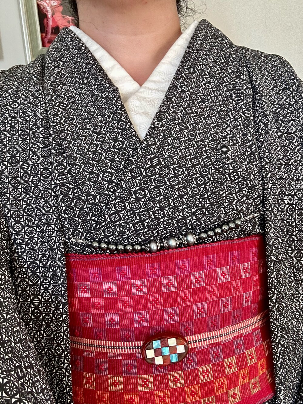 レッド系の和装小物を着用したレディースの秋コーディネートの2枚目の写真