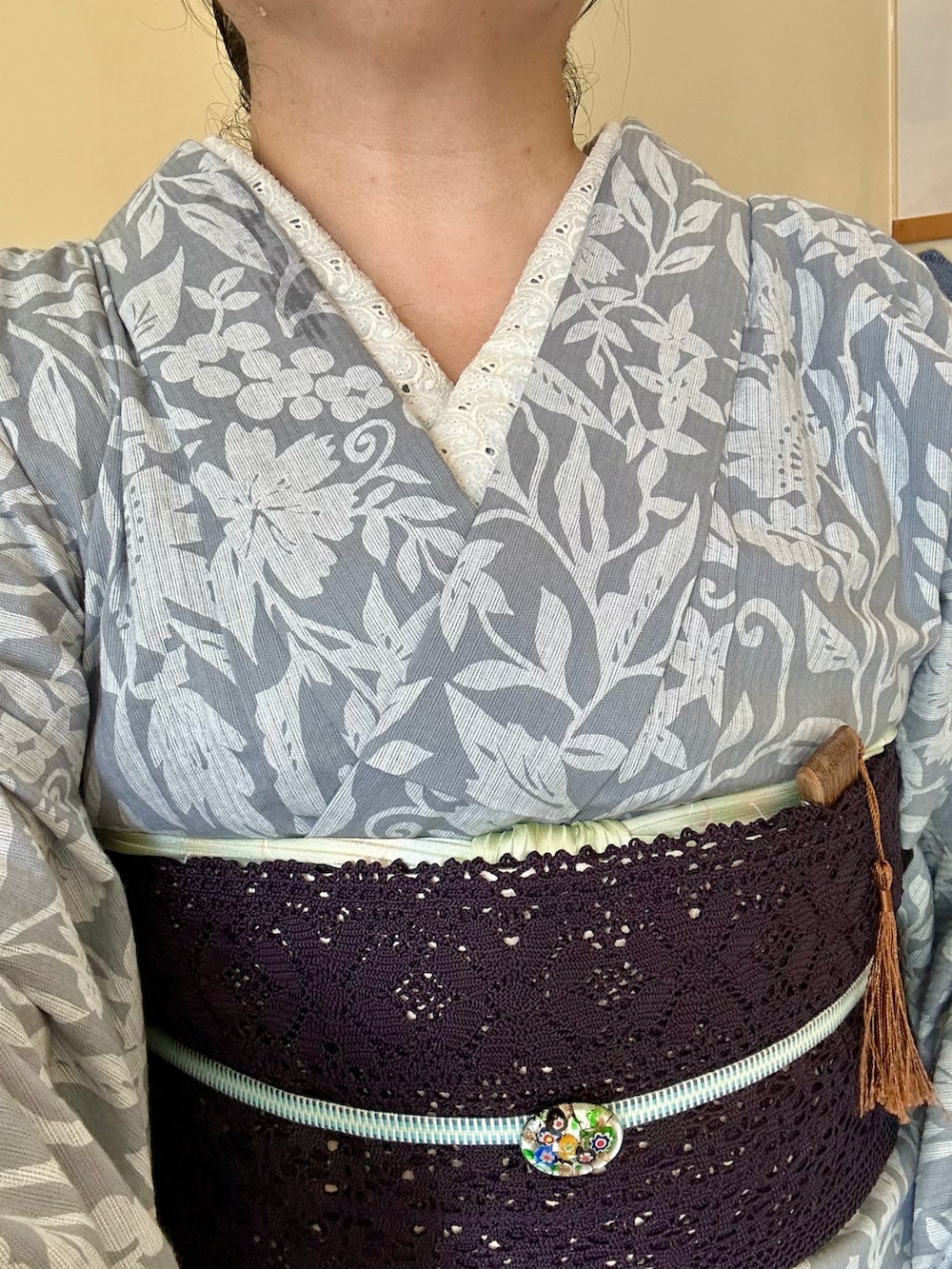 グレー系の着物、ブラック系の和装小物を着用したレディースの夏コーディネートの2枚目の写真