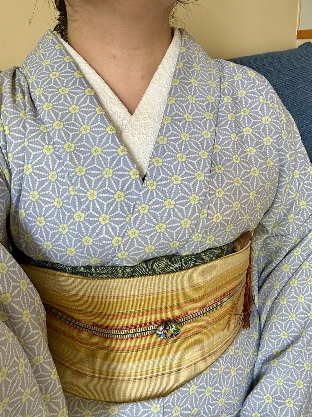 グレー系の着物を着用したレディースの春コーディネートの2枚目の写真