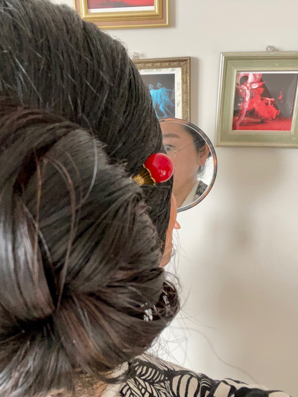 ブラック系の着物を着用したレディースの春コーディネートの3枚目の写真