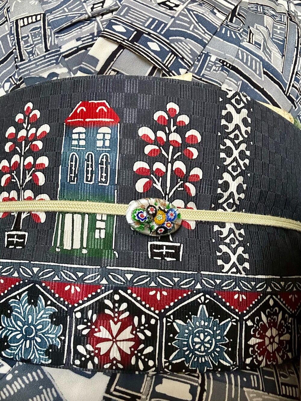 グレー系の着物、ブラック系の和装小物を着用したレディースの冬コーディネートの3枚目の写真