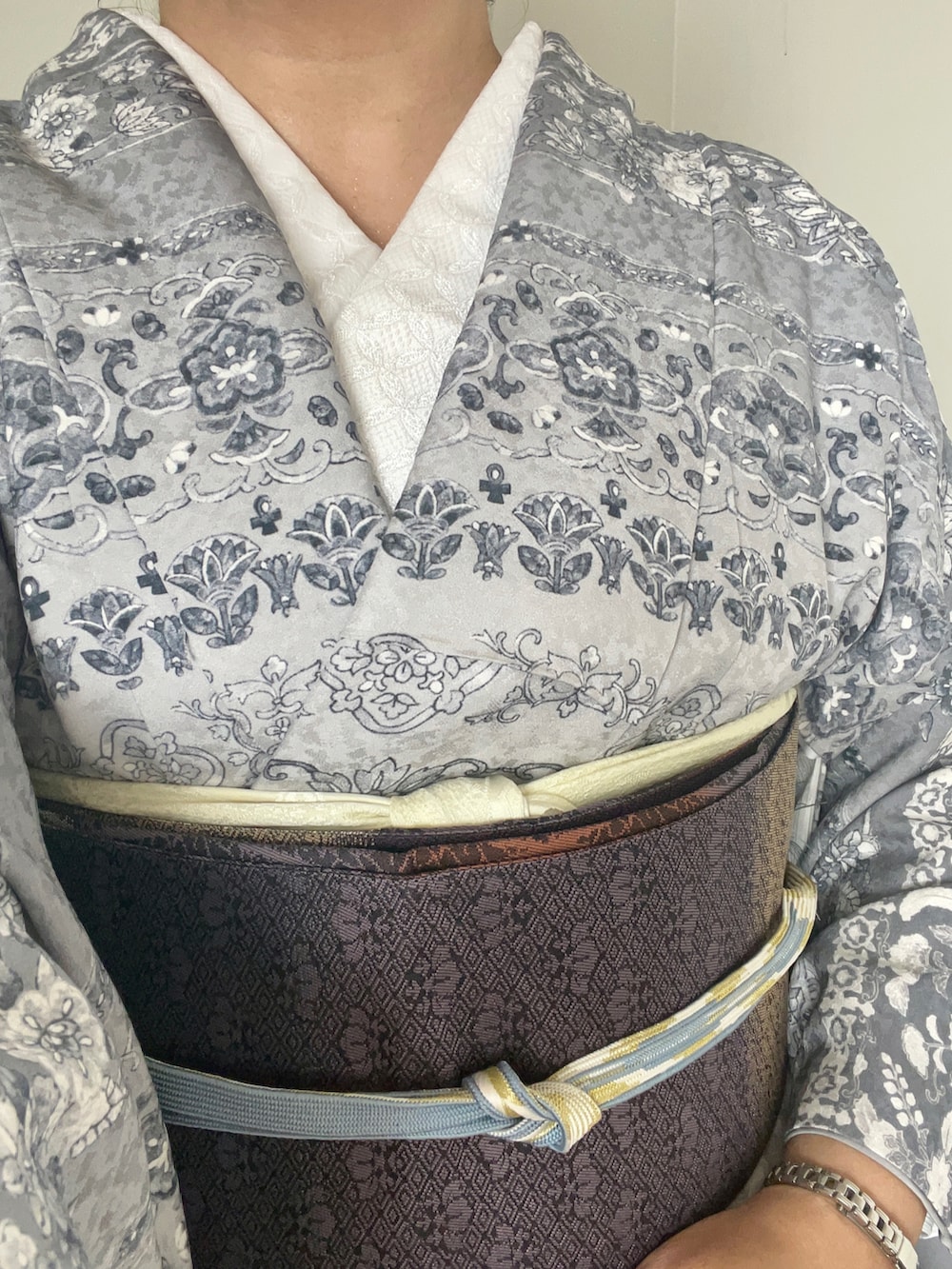 シルバー系の着物を着用したレディースの春コーディネートの2枚目の写真