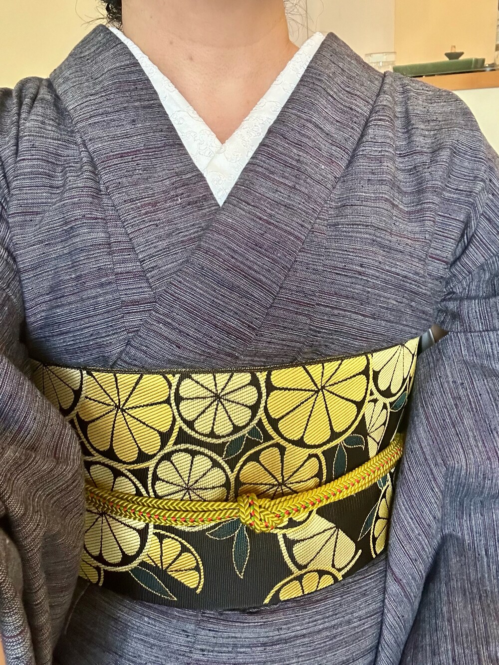 「着物、木綿着物、博多帯、レモン柄、フルーツ柄、グレー×イエロー、顔タイプフェミニン、骨格ストレート」｜「六花のアイテム（着物、グレー系）」を使った、Jemさん（骨格ストレート・レディース・156cm）の春コーディネートの2枚目の写真