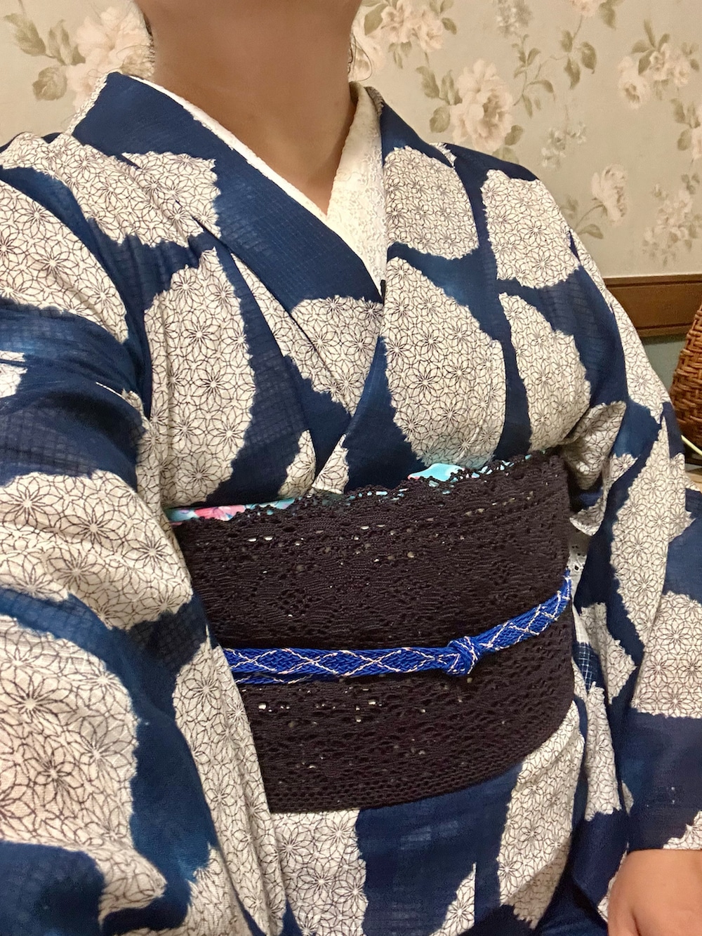 ブラック系の和装小物、ブルー系の浴衣を着用したレディースの夏コーディネートの2枚目の写真