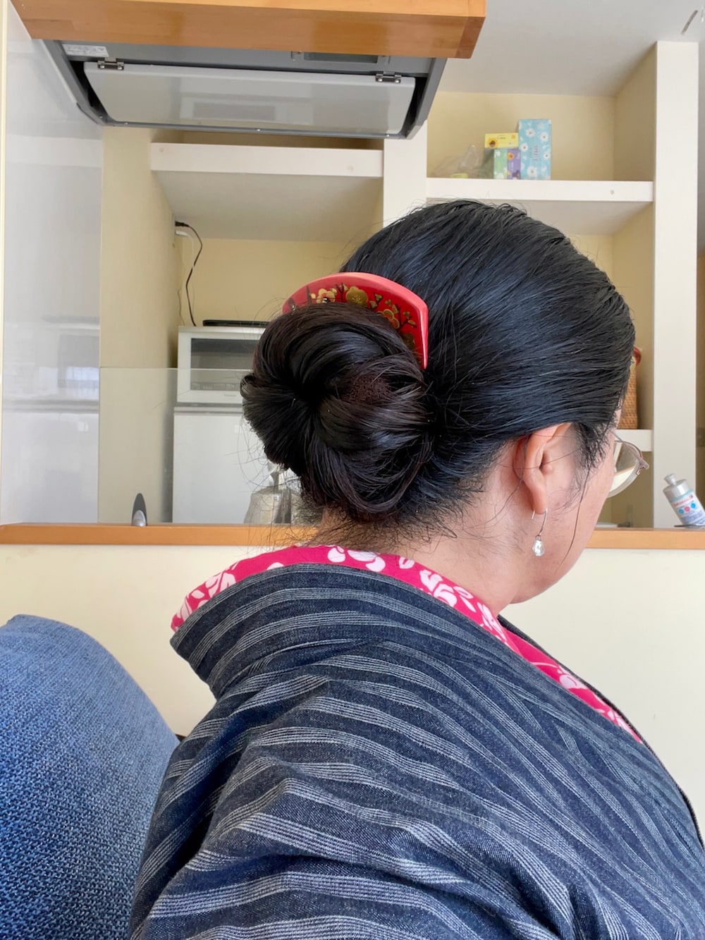 グレー系の着物を着用したレディースの春コーディネートの4枚目の写真