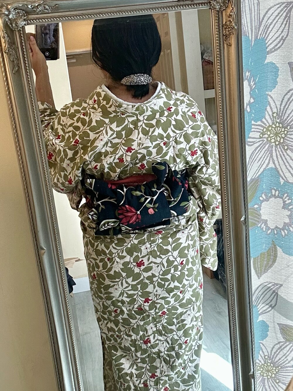 ホワイト系の着物を着用したレディースの春コーディネートの3枚目の写真