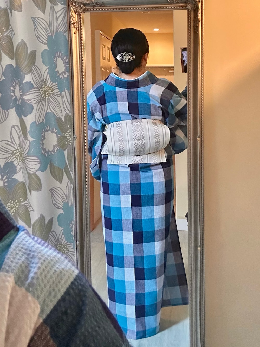 ブルー系の着物を着用したレディースの夏コーディネートの3枚目の写真