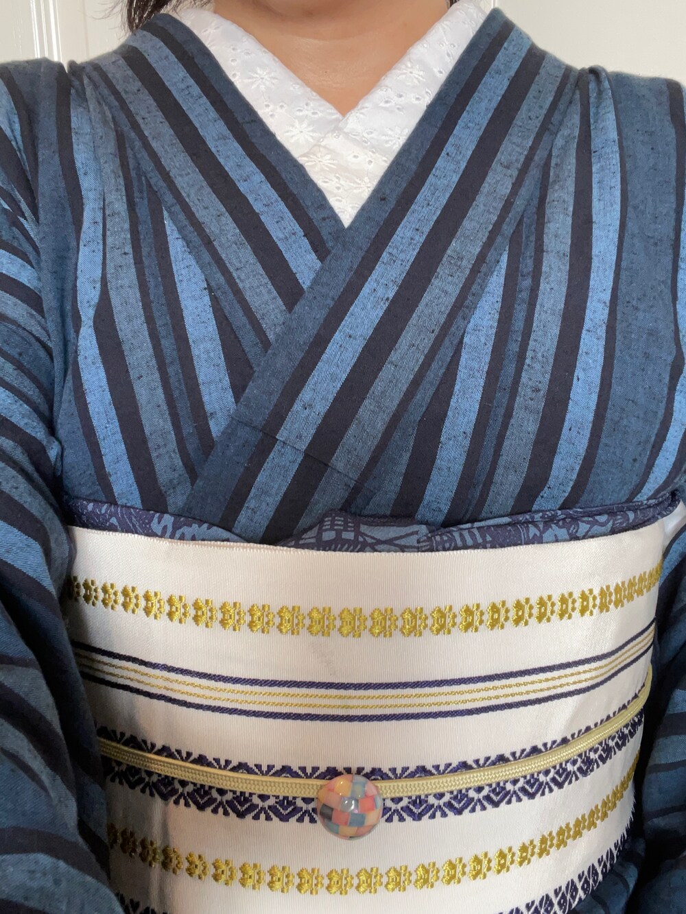 ホワイト系の和装小物、ブルー系の着物を着用したレディースの冬コーディネートの2枚目の写真