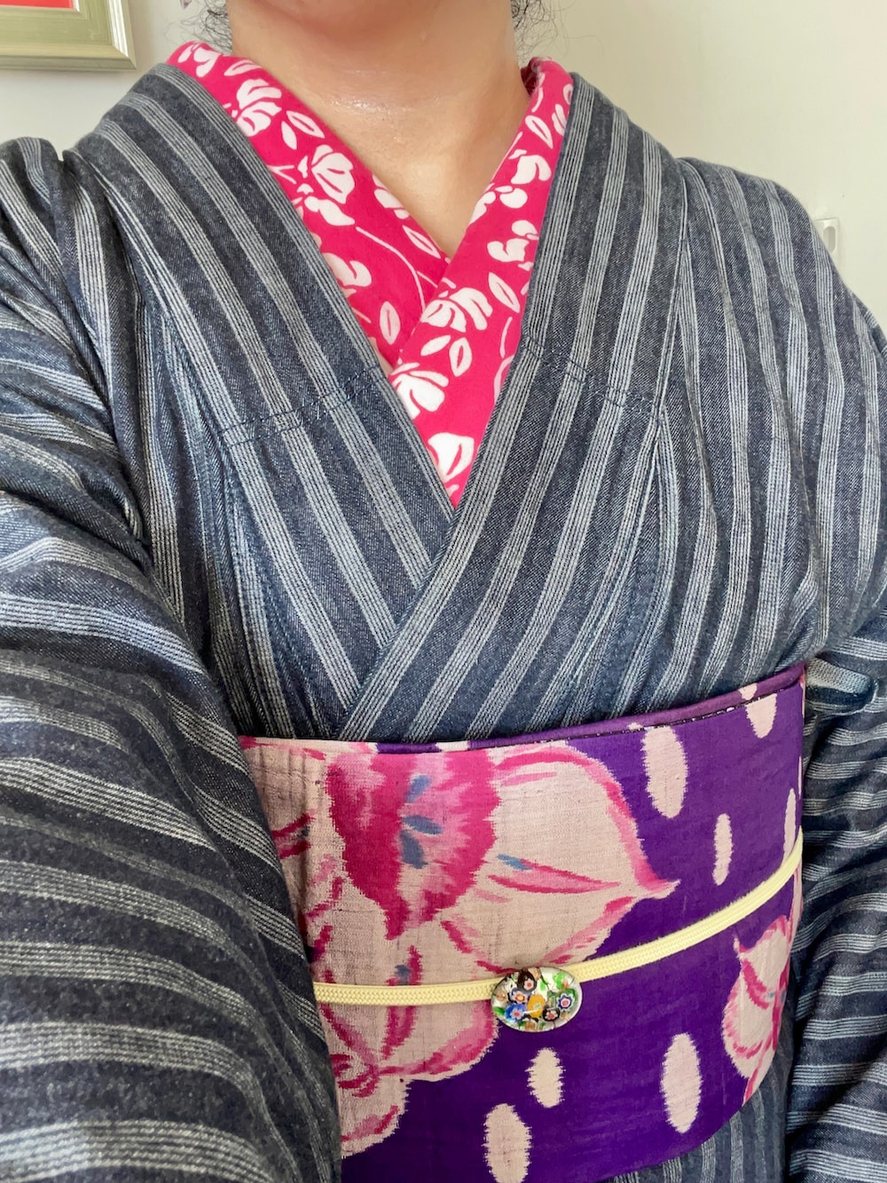 グレー系の着物を着用したレディースの春コーディネートの2枚目の写真