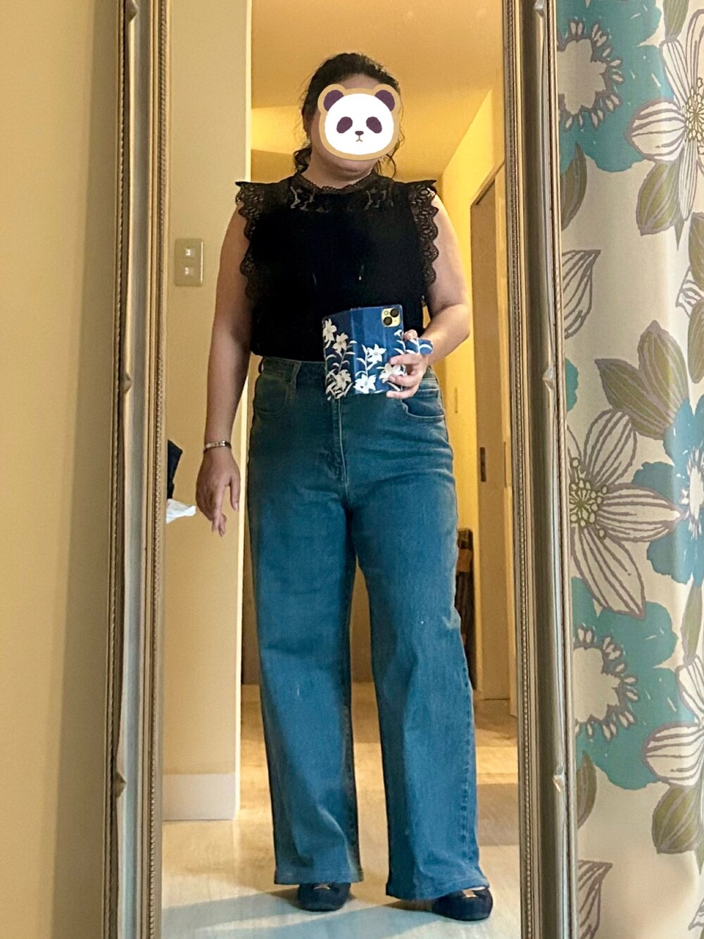 ブルー系のデニムパンツ、ブラック系のシャツ/ブラウスを着用したレディースの春コーディネートの2枚目の写真