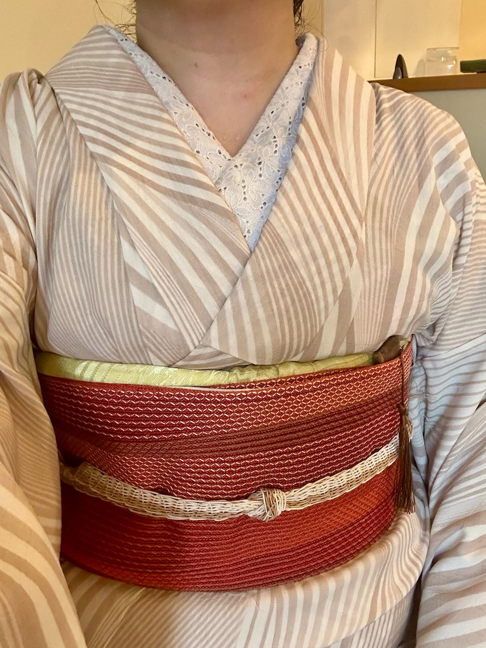 ベージュ系の着物を着用したレディースの春コーディネートの2枚目の写真