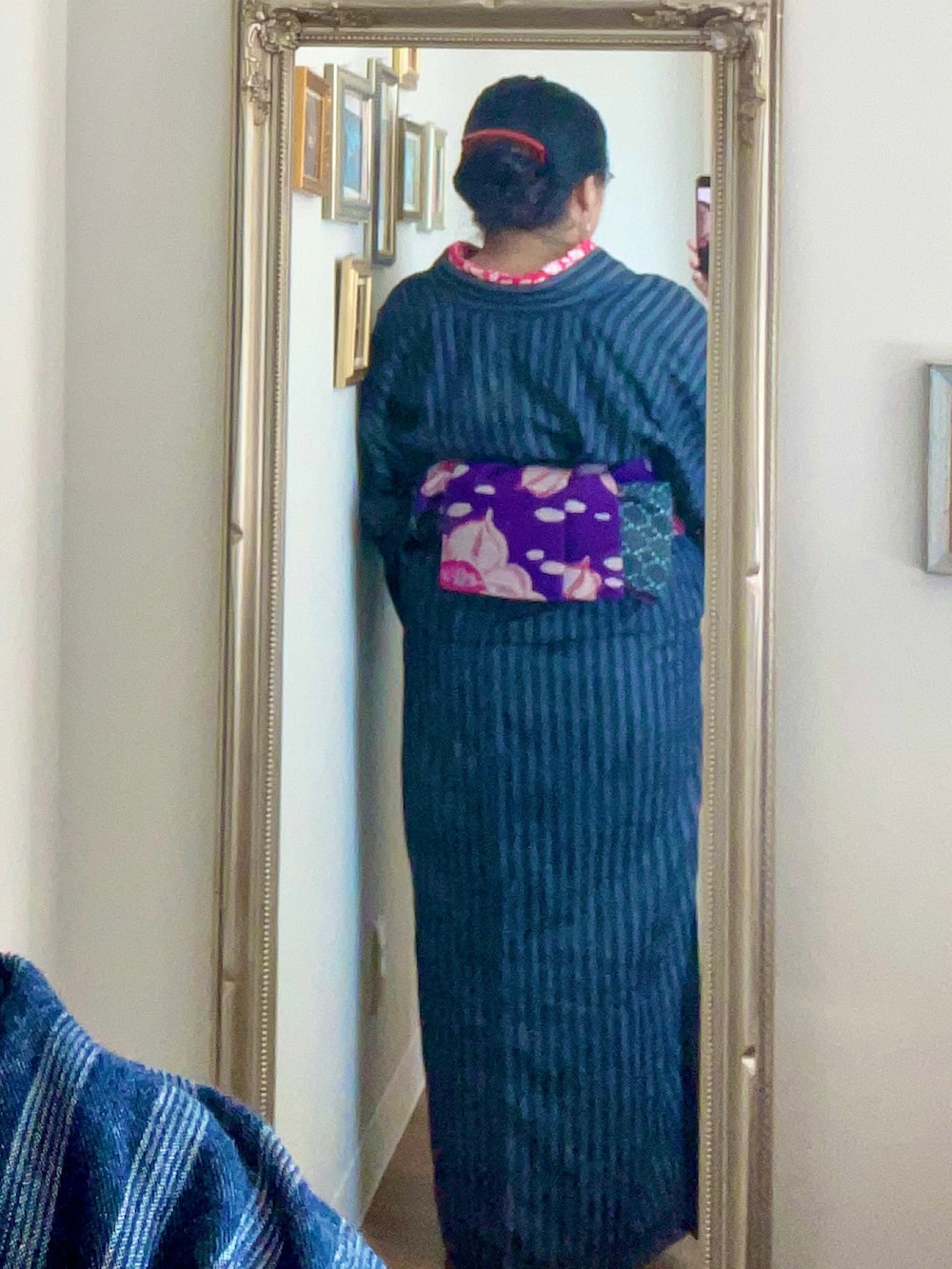 グレー系の着物を着用したレディースの春コーディネートの3枚目の写真